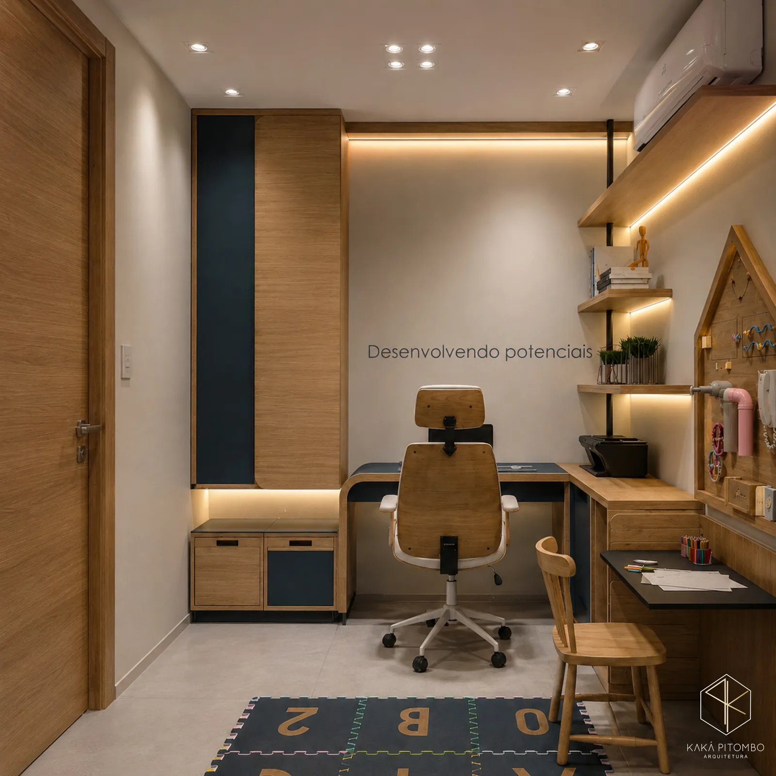 Sala de atendimento compacta com marcenaria planejada em madeira, prateleiras iluminadas e mesa de trabalho